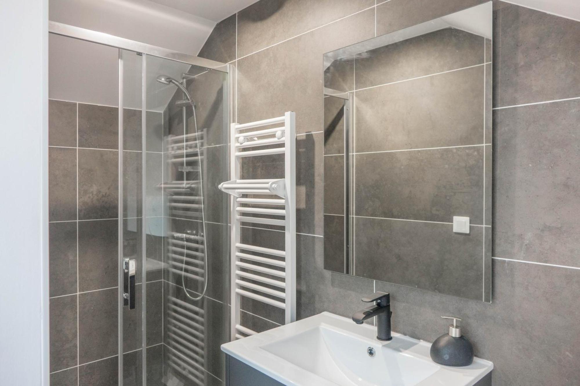 Beau Quartier Et Central, Maison Spacieuse Avec Cour, 3 Chambres, 3 Salles De Bains A 10 Min A Pied De La Gare ออร์เลออง ภายนอก รูปภาพ